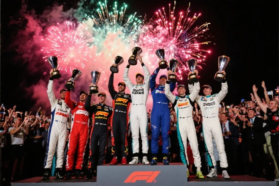 F1车手领奖台庆祝场景